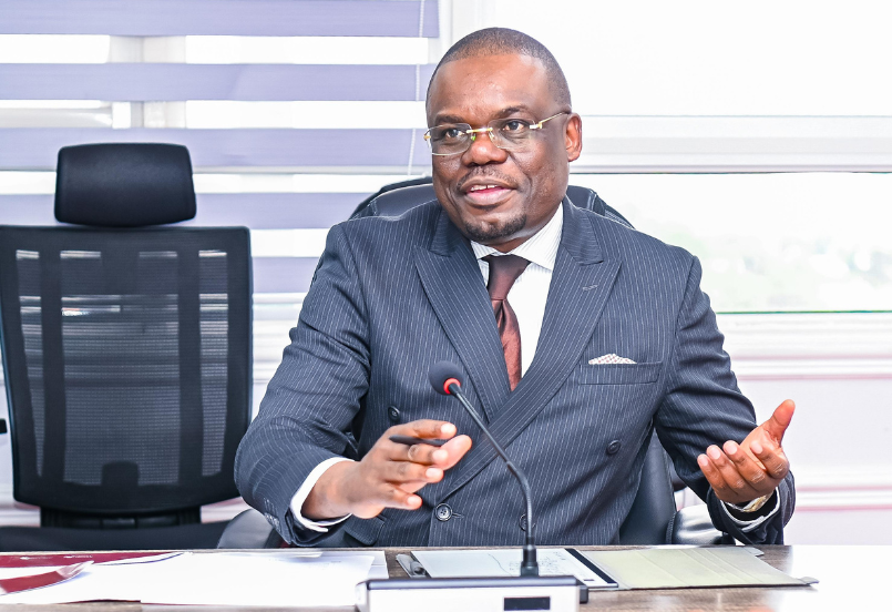 Dr Jean Kaseya dans un bureau en train de parler